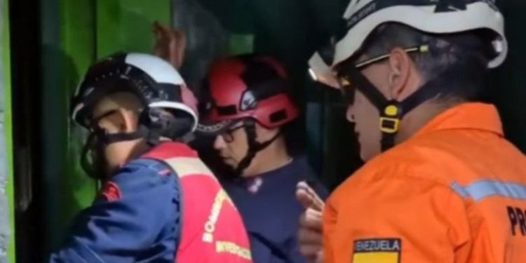 Protección Civil Los Salias rescata a dos personas atrapadas en un ascensor