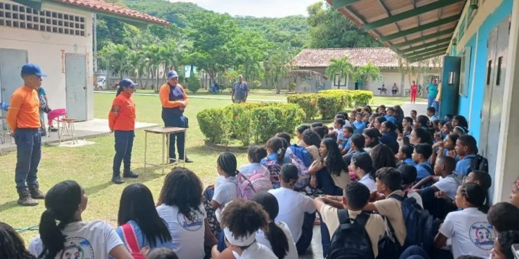 Protección Civil imparte conversatorio sobre sismos en el estado Sucre