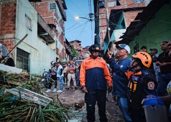 Protección Civil atiende colapso de vivienda en Petare tras lluvias registradas en el país